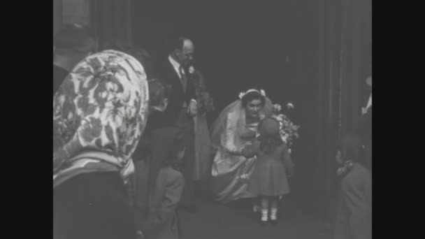 ロンドン イギリス1949年3月 1940年代に新郎新婦が教会を出る結婚式のシーン — ストック動画