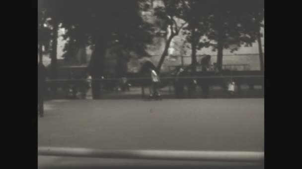 意大利帕维亚 1958年6月 50年代儿童在公园里滑冰 — 图库视频影像