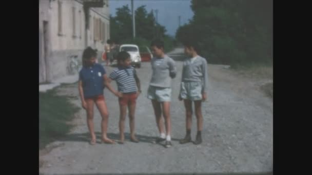 Заваттарело Італія 1958 Група Дітей Самоті Вулицях — стокове відео