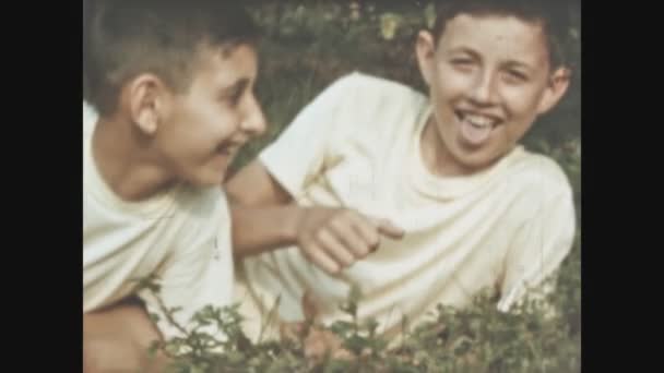 Zavattarello Italien Mai 1958 Familien Picknick Mit Gesundem Essen Freien — Stockvideo