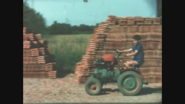 Zavattarello Italië Mei 1958 Kid Drive Tractor Het Platteland Jaren — Stockvideo