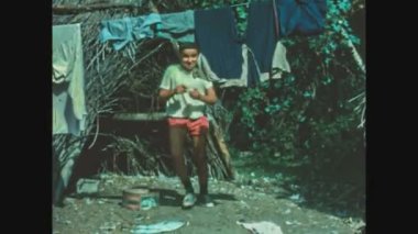 SCHIGNANO, İtalya Haziran 1963: 60 'larda çocuk tavuk kümesinden yumurta alıyor. İtalyan sosyal tarihi