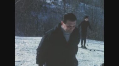 PIANI DEI RESINELLI, İTALYA 1963 ARALIK: 60 'larda yamaçta kayakçılar