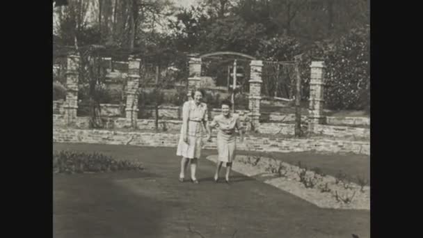 London United Kingdom March 1949 Happy Sisters Outdoor 60S — Stock Video