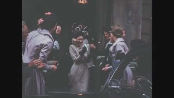 ロンドン イギリス1949年3月 40年代にコンフェッティ投げと結婚式のシーン Confetti投げ上の幸せな新婚カップル — ストック動画