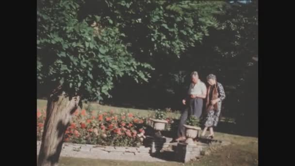 1949年3月イギリス ロンドン 1940年代 庭に祖父母のいる少女 — ストック動画