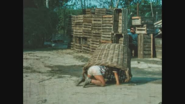 Италий Июнь 1963 Бедные Дети Играют Прятки Сельской Местности Италии — стоковое видео