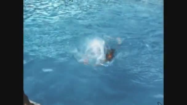 Lugano Switzerland June 1968 소녀는 리조트 수영장에서 수영을 — 비디오