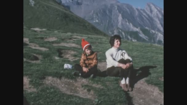Cogne Itália Junho 1968 Pessoas Férias Prado Montanha Década — Vídeo de Stock