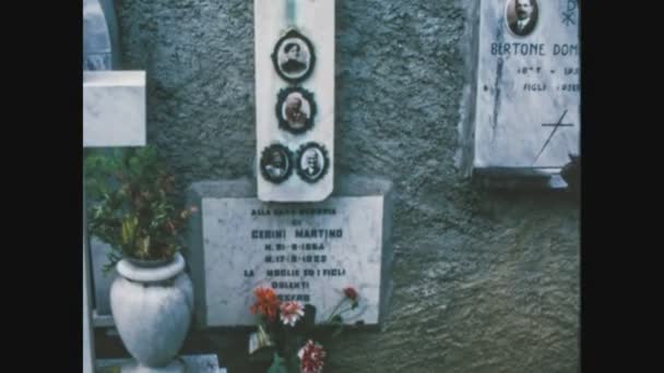 Arkumegie Itálie Květen 1970 Náhrobní Kámen Hřbitově Letech — Stock video