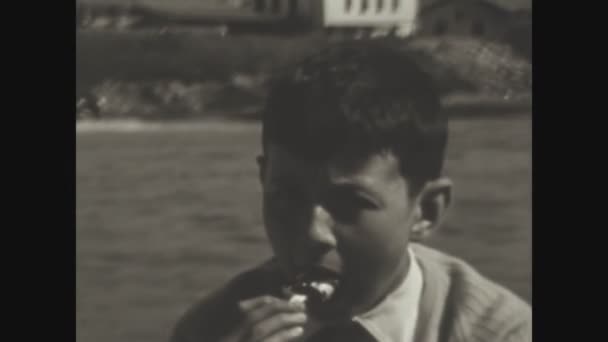 Como Talya 1963 Çocuklar Larda Dondurma Yerken Yakın Çekim — Stok video