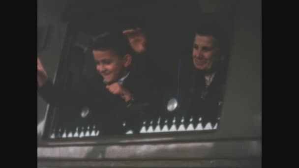 Como Włochy Czerwiec 1963 Pasażerowie Witają Sceny Odjeżdżającego Pociągu Latach — Wideo stockowe