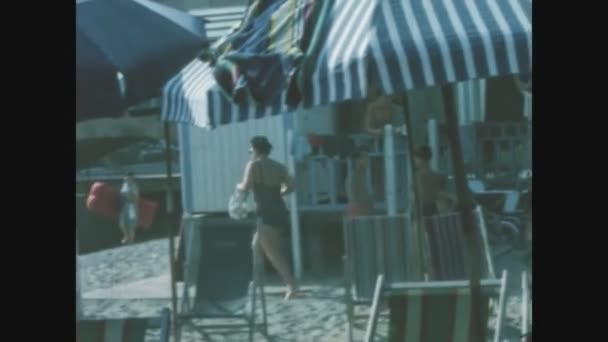 Celle Italijuni 1963 Människor Stranden Talet — Stockvideo