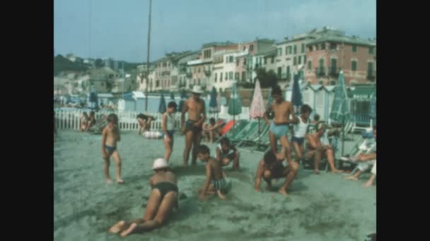 Celle Italy June 1963 Gruppe Barn Leker Stranden Tallet – stockvideo