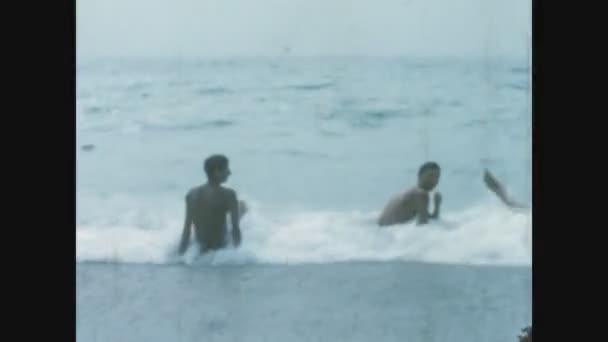 Celle Italien 1963 Folk Bader Havet Erne – Stock-video