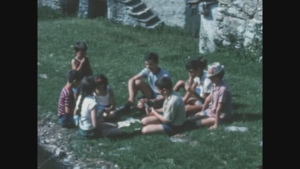 Almanno Italien Juni 1963 Gruppe Von Kindern Spielt Karten Den — Stockvideo