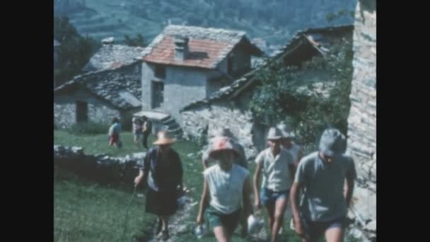 Almanno Włochy Czerwiec 1963 Alpy Górskie Wsi Ludzie Zewnątrz Latach — Wideo stockowe