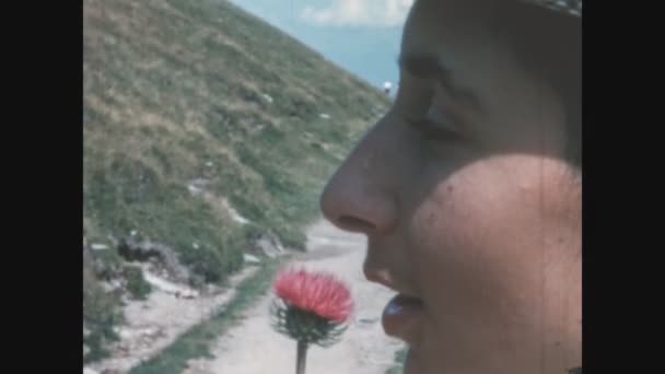 Альманно Италия Июня 1963 Мальчик Нюхает Цветок Годах — стоковое видео