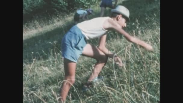 1963年6月 意大利阿曼诺 60年代的男孩子在田里干活 — 图库视频影像