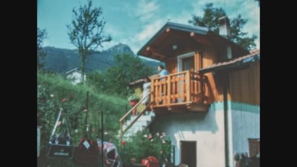Schignano Itália Junho 1963 Pessoas Saem Sua Casa Nas Montanhas — Vídeo de Stock