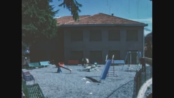 Schignano Talya 1963 Larda Oynayan Çocuklarla Dolu Bir Anaokulunun Avlusu — Stok video