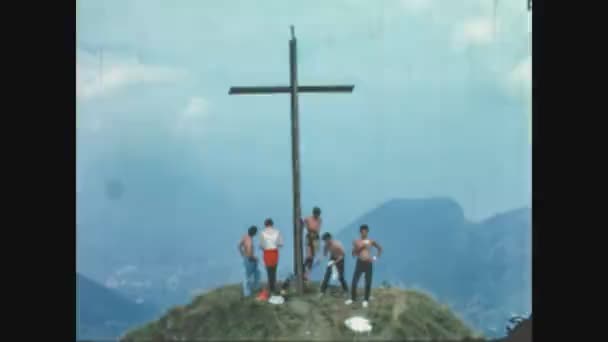 Schignano Italia Junio 1963 Gente Cruza Cima Montaña Los Años — Vídeo de stock