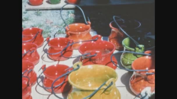 Schignano Włochy Czerwiec 1963 Stoisko Sprzedające Przedmioty Ceramiczne Latach Tych — Wideo stockowe