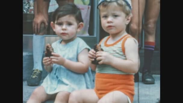 Schignano Itália Junho 1963 Crianças Comem Pedaço Bolo Nos Anos — Vídeo de Stock