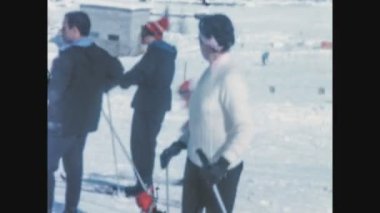 DOLOMITES, İTALYA 1969: 60 'larda yeni toz kar ile Dolomitler yamacında kayak sahnesi