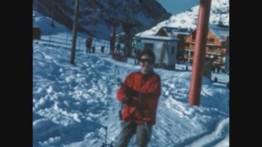 DOLOMITES, İTALYA 1969: 60 'larda yeni toz kar ile Dolomitler yamacında kayak sahnesi