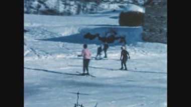 DOLOMITES, İTALYA 1969: 60 'larda yeni toz kar ile Dolomitler yamacında kayak sahnesi