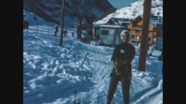 DOLOMITES, İTALYA 1969: gülen insanlar 60 'lı yıllarda kayak yamacına çıkıyorlar