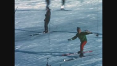 DOLOMITES, İTALYA 1969: 60 'larda yeni toz kar ile Dolomitler yamacında kayak sahnesi