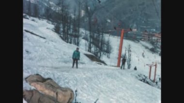 DOLOMITES, İTALYA 1969: Dolomitler 60 'larda kayak pisti sahnesi