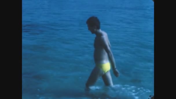 Cagliari Italijuni 1970 Människan Badar Havet Semester Talet — Stockvideo