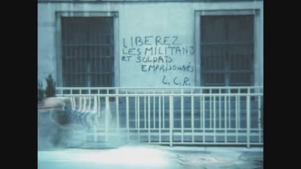 1970年 昭和45年 フランス シュヌヌヌヌヌヌヌヌヌヌソー城壁に関する文書がL を拘束する つまり武装勢力と投獄された兵士を解放しろ — ストック動画