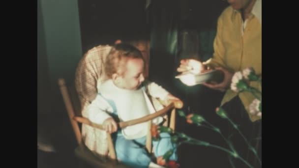 Cagliari イタリア1970年6月 赤ちゃんの家族の思い出が70年代に食べる — ストック動画