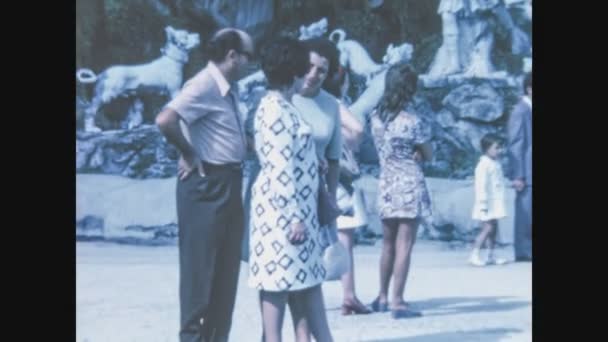 Caserta Italy May 1968 60年代在卡塞尔塔王宫参观瀑布的人 — 图库视频影像