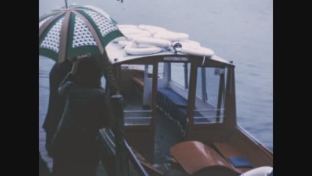 Orta Itália Maio 1968 Turistas Embarcam Barco Lago Orta Nos — Vídeo de Stock