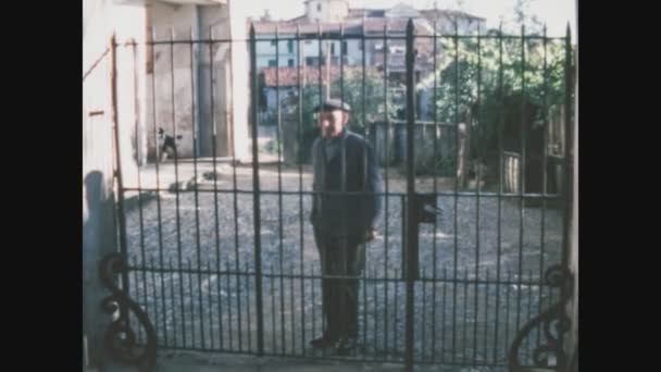 Feriolo イタリア1968年5月 60歳の紳士が門から入る — ストック動画