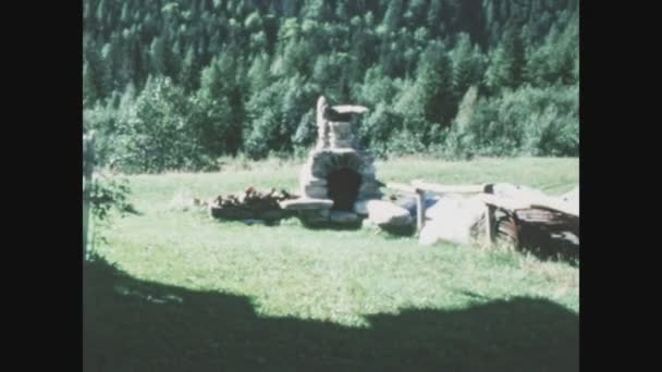 Castiglione イタリア1968年5月 60年代の庭の石の暖炉 — ストック動画