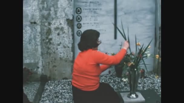 Castiglione Italia Maggio 1968 Vedova Porta Fiori Alla Tomba Negli — Video Stock