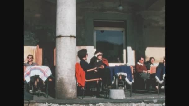 Місто Італії 1968 Року Люди Сидять Столом Барі Роки — стокове відео