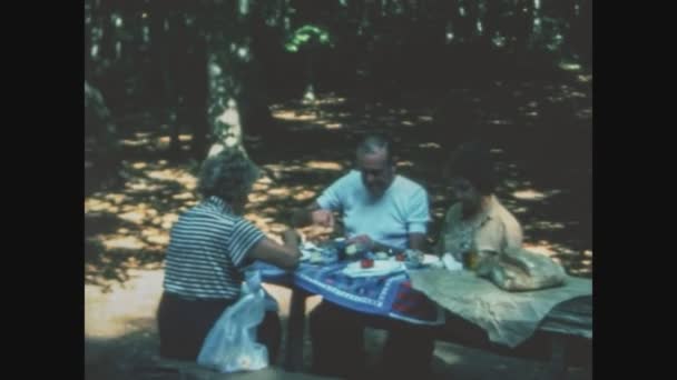 Alberobello Italië Juni 1969 Ouderen Picknicken Buiten Jaren — Stockvideo