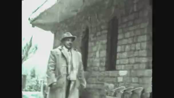 Dolomites Italie Janvier 1944 Deux Hommes Rencontrent Serrent Main Dans — Video