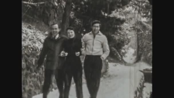 Dolomitos Itália Janeiro 1964 Grupo Pessoas Brincam Sorriem Sob Neve — Vídeo de Stock