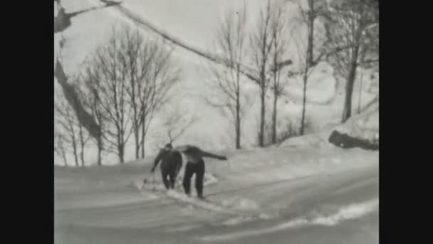 Dolomiteiten Italië Januari 1964 Mensen Lopen Sluipen Door Sneeuw Jaren — Stockvideo