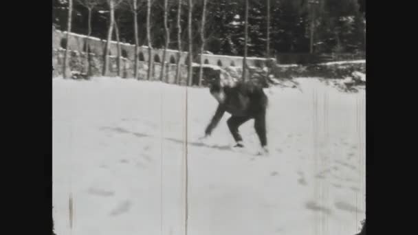 Dolomites Italia Gennaio 1964 Gruppo Persone Gioca Lanciare Palle Neve — Video Stock