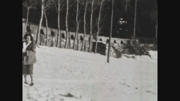 Dolomites Italia Enero 1964 Grupo Personas Juega Lanzar Bolas Nieve — Vídeo de stock