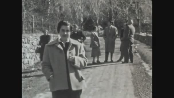 Dolomites Italy January 1964 Группа Людей Среднего Возраста Гуляют Свежем — стоковое видео